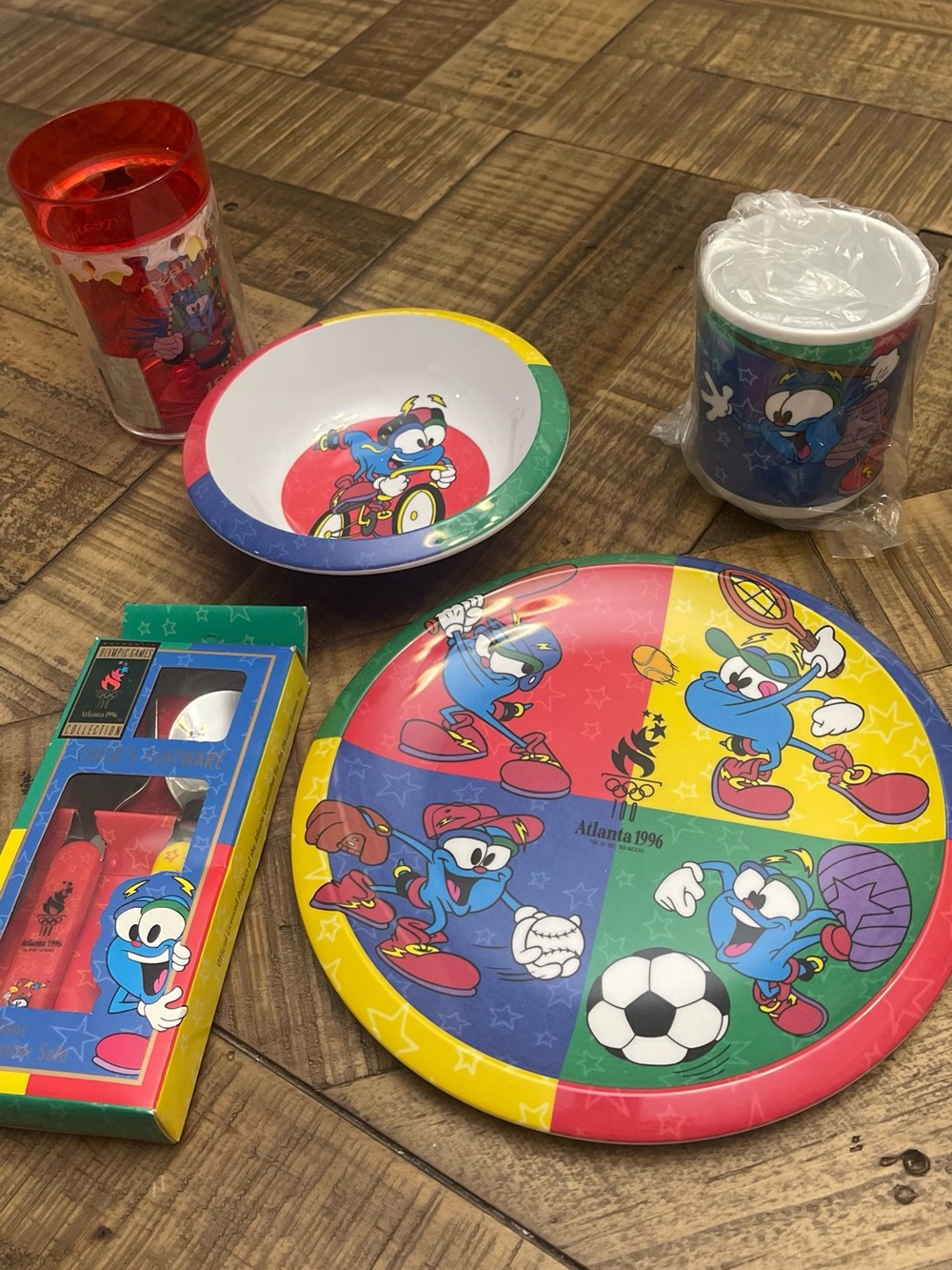 1996 Atlanta Olympic Games Izzy mascot boxed dinnerware complete set.